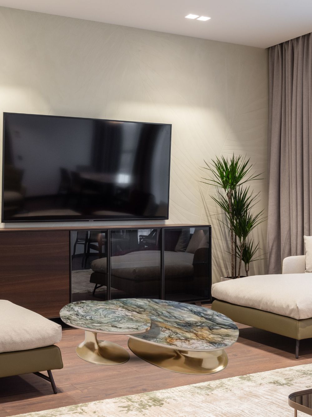 Zephyra Luxe Table